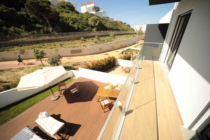 Balcón orientado al sur con vistas al jardín. Este balcón se puede ingresar desde la segunda y tercera habitación.