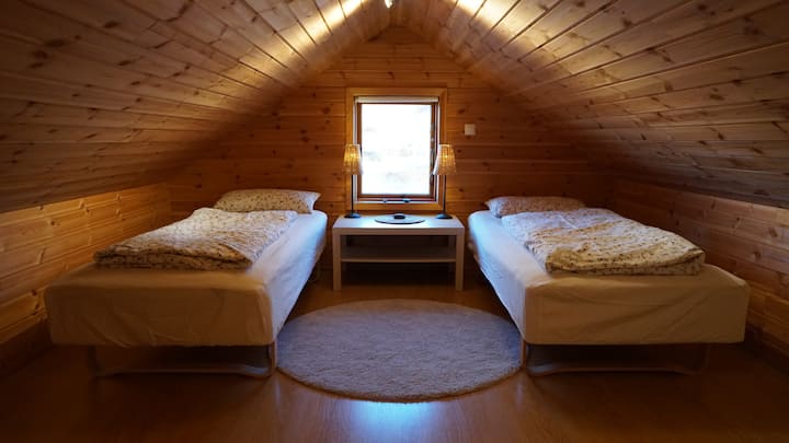 Dve samostatné postele sú široké 90 cm a dlhé 200 cm.