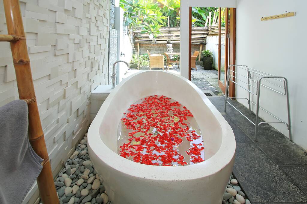 Soak up the atmosphere, Royal Lotus