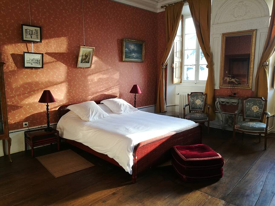 Chambre lumineuse donnant sur parc