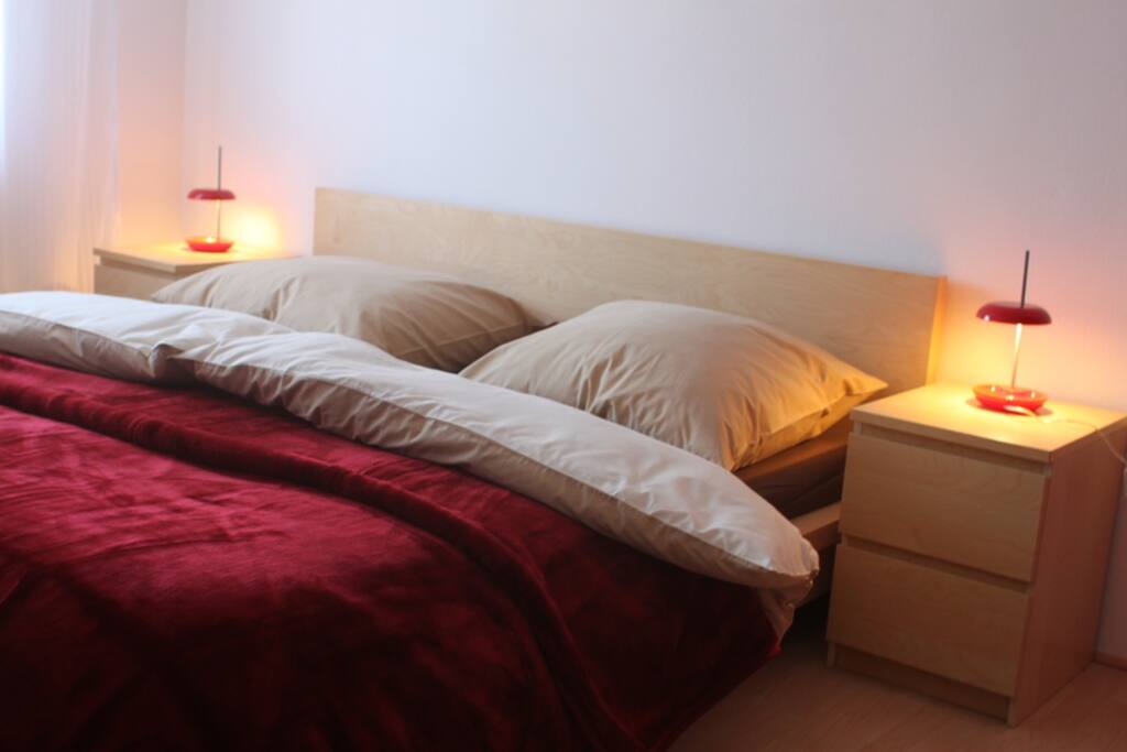 Schlafzimmer mit Doppelbett