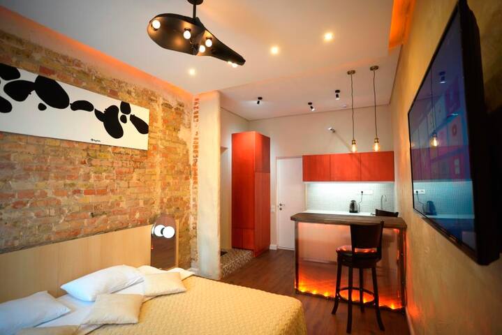 Kyiv Lesi Blvd Authentic Studio