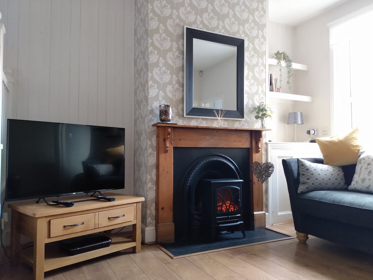 Popular Airbnb listing: Canalside cottage, close to city centre. in Worcester