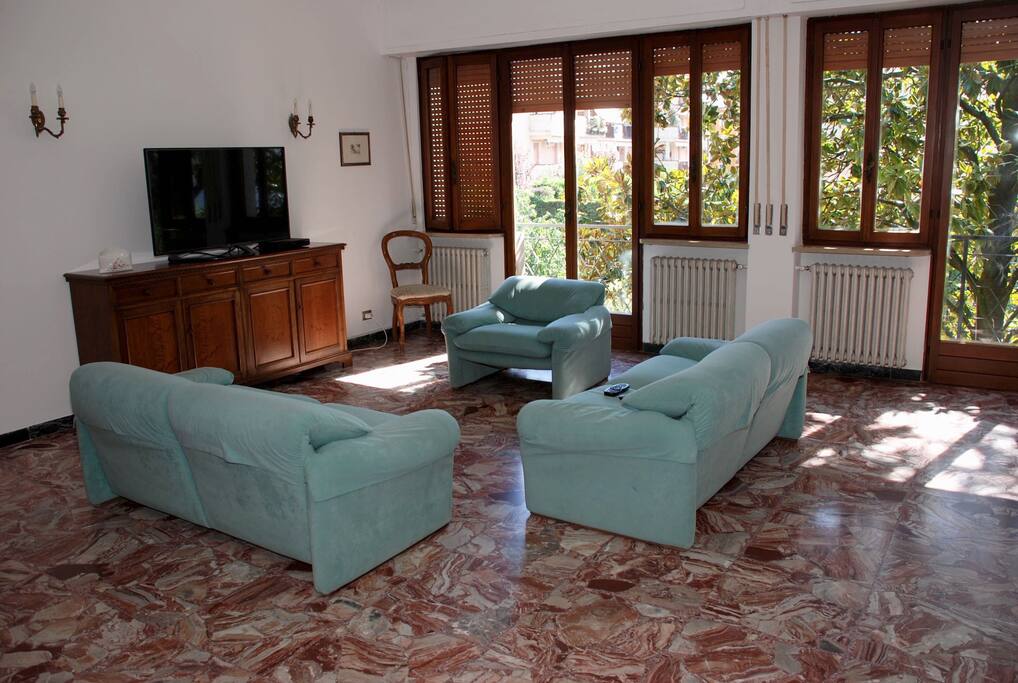 Salone TV con Sky e digitale terrestre