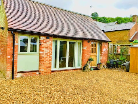 Moat Barn in stunning countryside & dog friendly