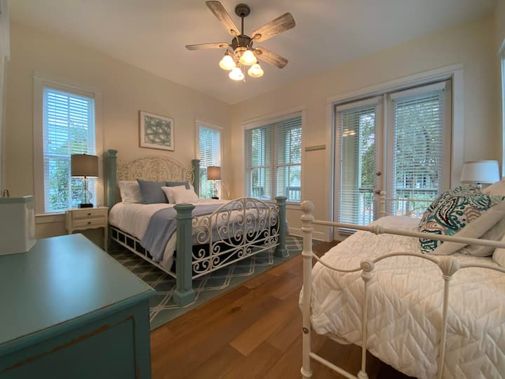 חדר שינה בקומה הראשונה מול הבית. מיטת קווין סייז ומיטת יום מוצגות.