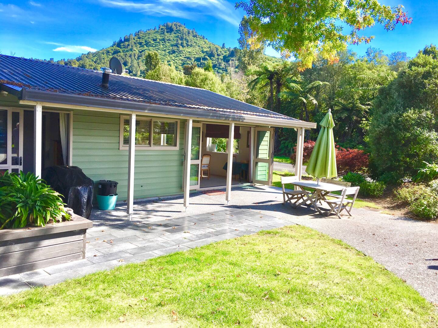 Te Miro Lakeside Cottage.  Lake Tarawera. Rotorua. 2