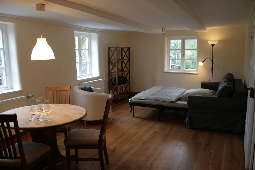 Wohnzimmer mit ausgeklappter Schlafcouch