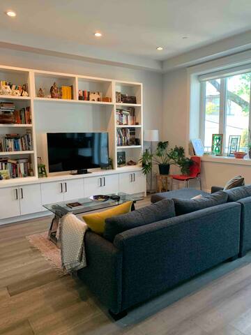 Modern home, sleeps 6-8, centrally located gallery image 5