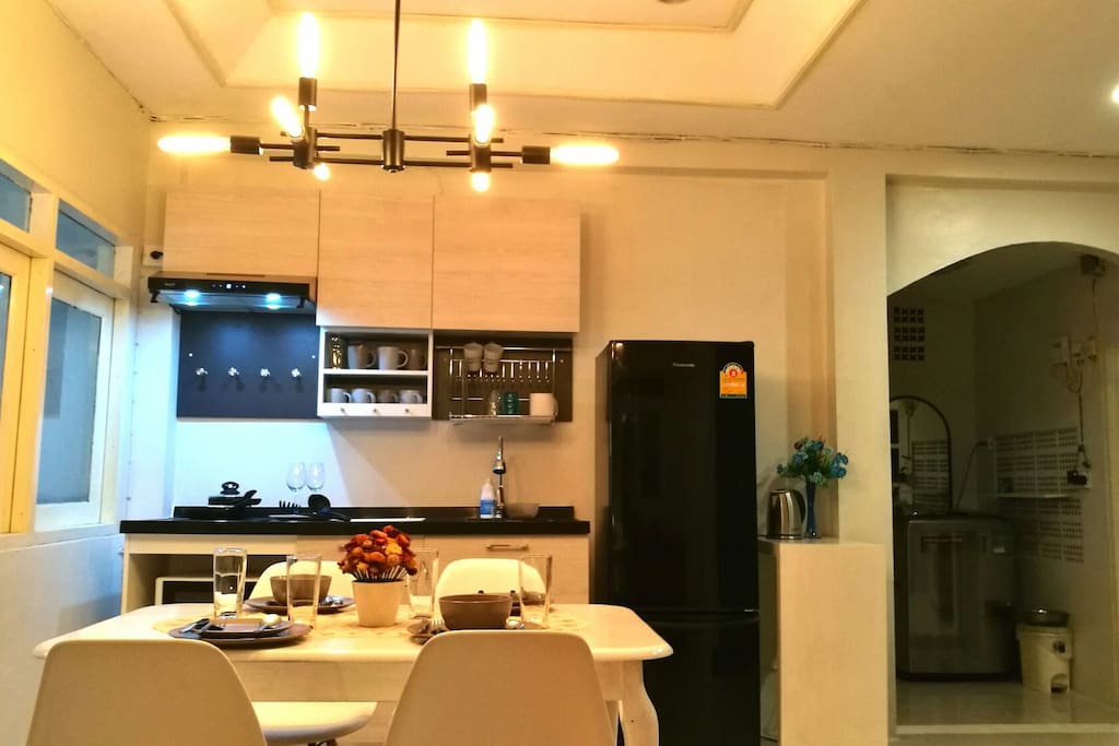 Full equipped kitchen with electric stove, induction, a microwave, a fridge, an electric jug and a rice cooker.