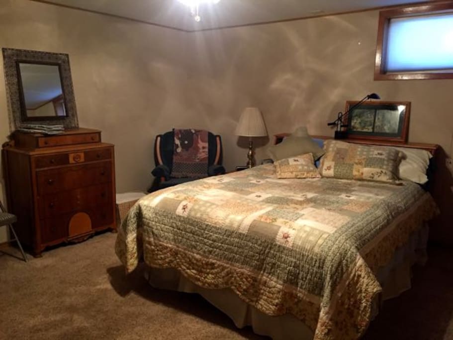 Queen size bed with two dressers, bed stand, alarm, rocking chair, movies/music can be played in the room, internet, and washer and dryer available - east window