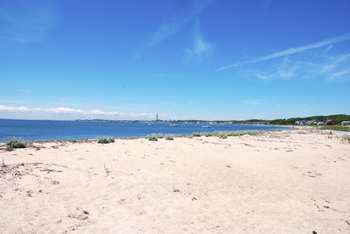 Bedroom w/shower, own entrance, pools, hot & tub