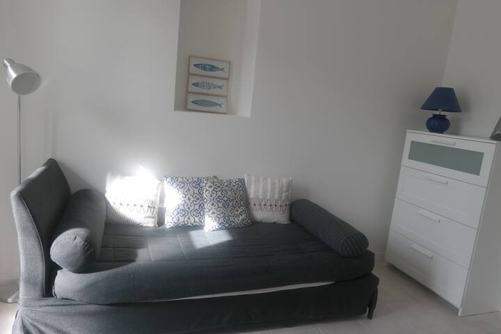 Влезни/Меридијанска соба 2 кревети на извлекување