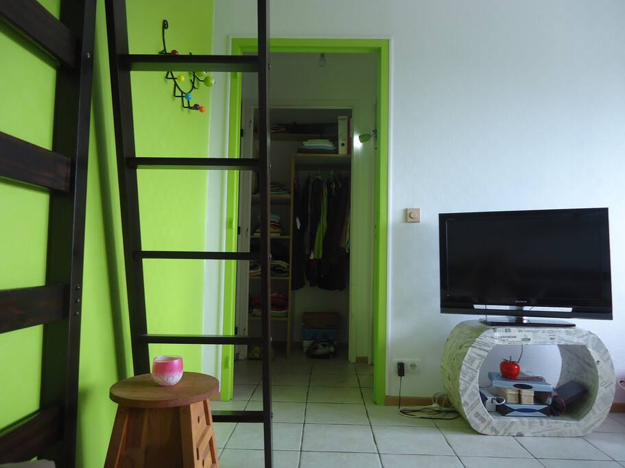Vue de l'entrée depuis le canapé. La télévision ne fait pas partie de la location.