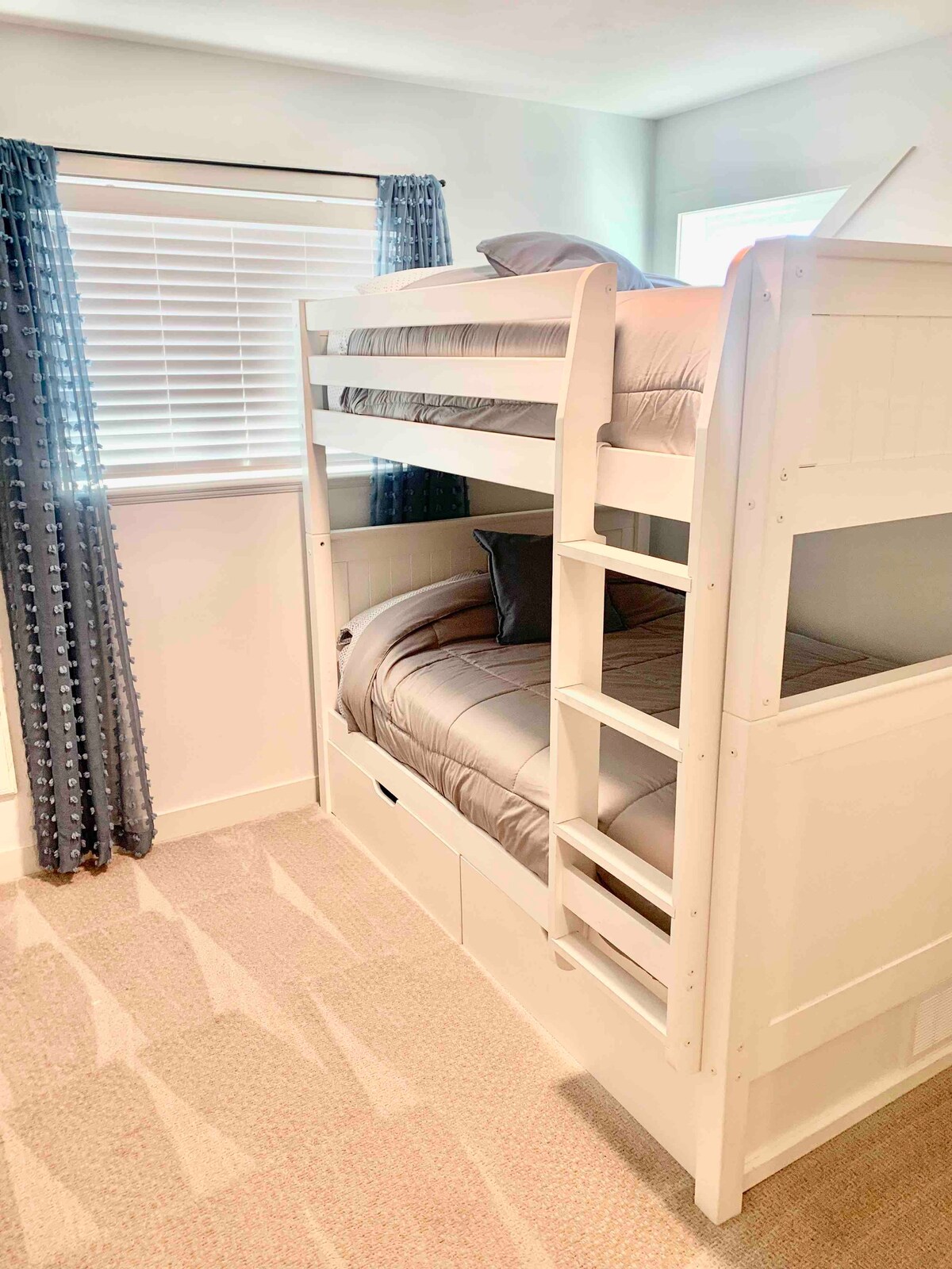 חדר שינה בקומה העליונה מס '3 עם מיטות זוגיות