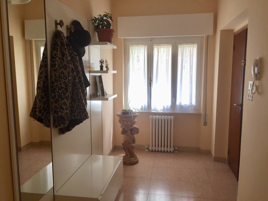 Il corridoio è spazioso, qui potete lasciare i vostri giubbotti, cappelli e quant’altro. Comprende uno specchio molto alto.