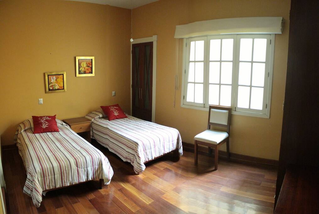 Cama doble que se puede unir para pareja.
------
Double bed that can be put together for couples.