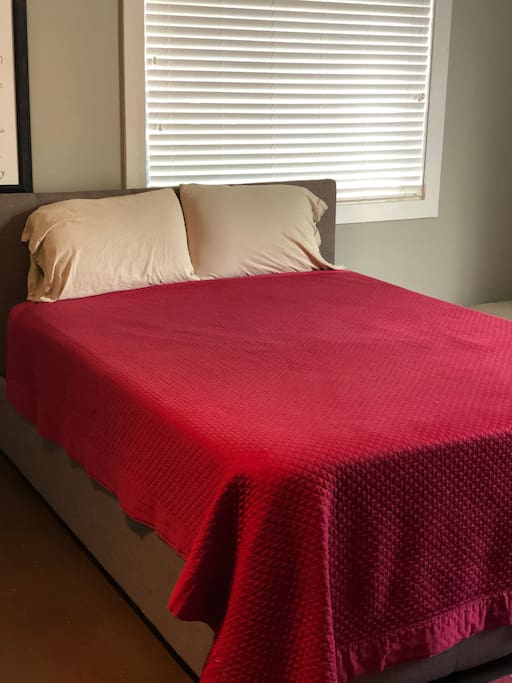 New Queen-sized Memory Foam 12 inch mattress bed