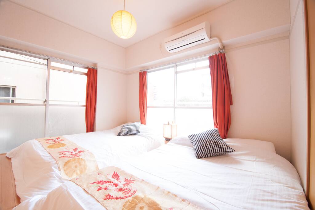 double bed.
Comfortable beds and closet with hangers The following keywords let you easily find the room you want to book. 大阪 難波 USJ 道頓堀 大阪城 心斎橋 梅田 関西空港 京都 神戸 奈良 Namba Osaka USJ Dotombori Osaka Castle Shinsaibashi Umeda Kansai Airport KIX Kyoto Kobe Nara