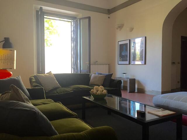 Deco eclecttica in Casa del 14′ secolo con corte gallery image 4