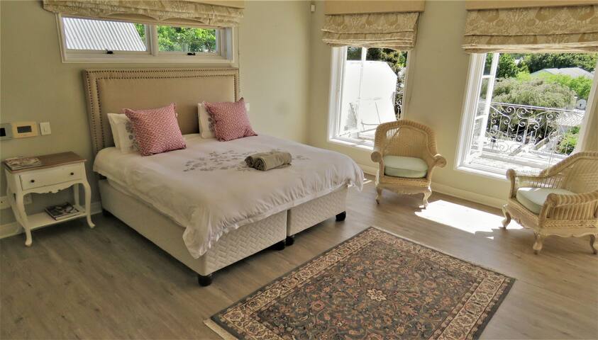 Elegant home in leafy Newlands- wi-fi inverter gallery image 4