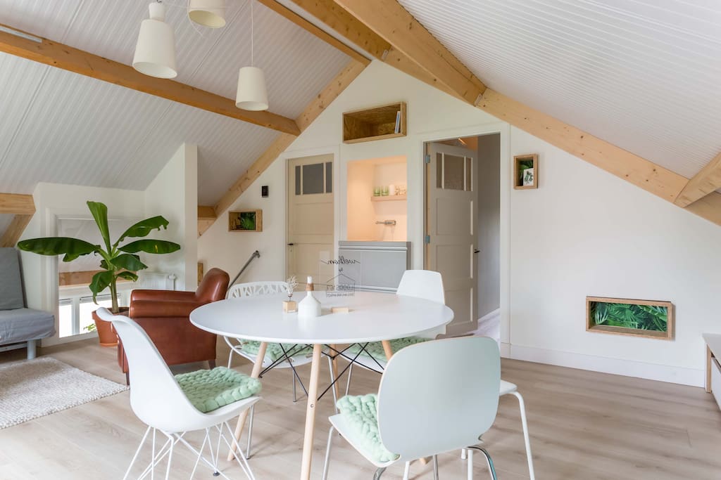 De woonkamer met pantry