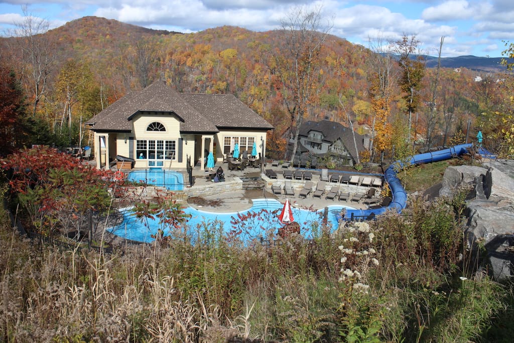 Gorgeous outdoor pool and hot tub open all year round!!