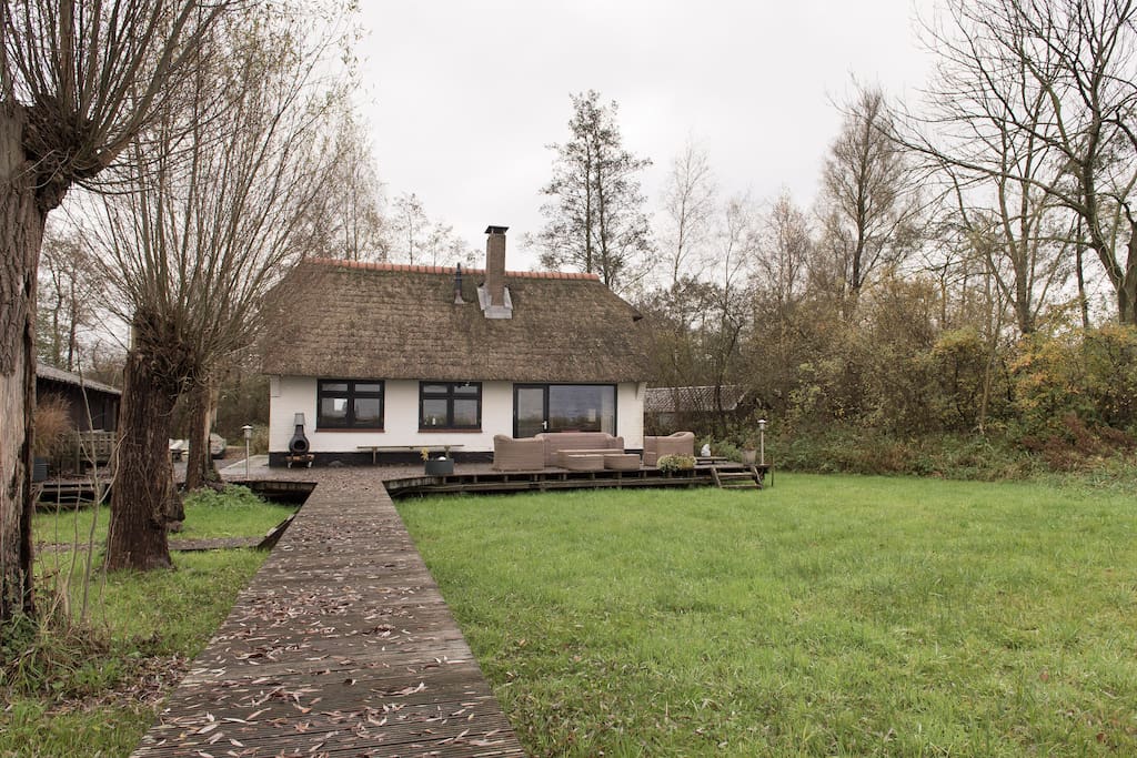 Voorkant van het huis met ruim terras
