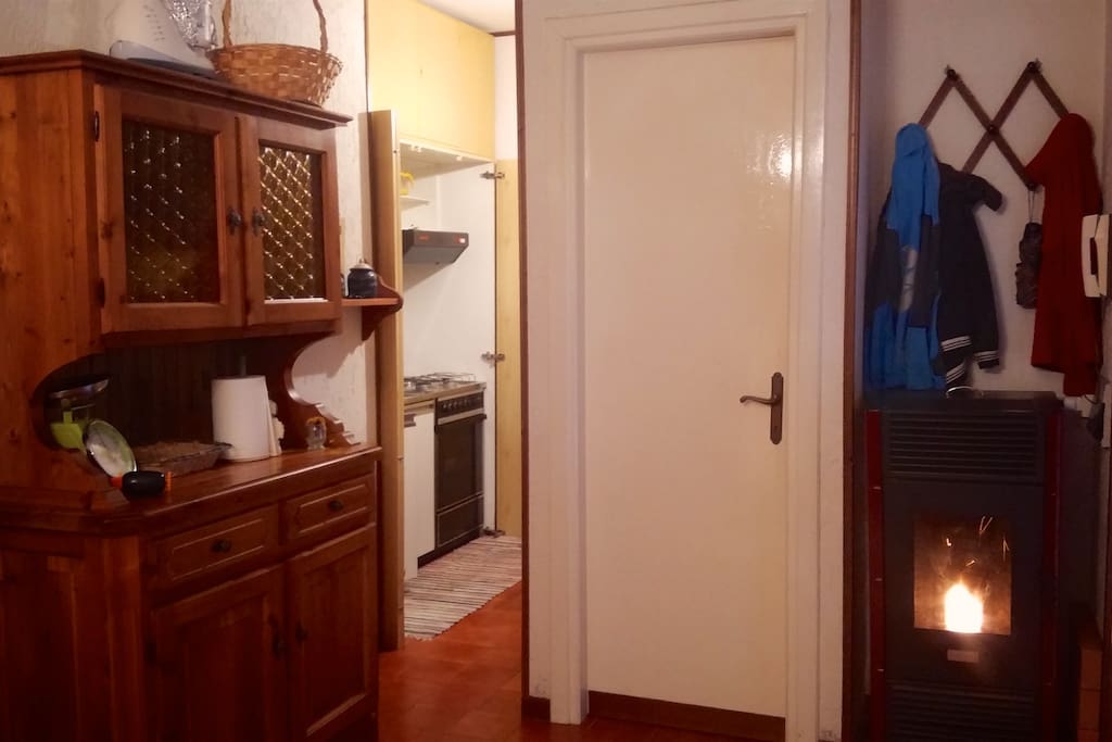 Sulla sinistra la zona cucina e la porta del bagno.
