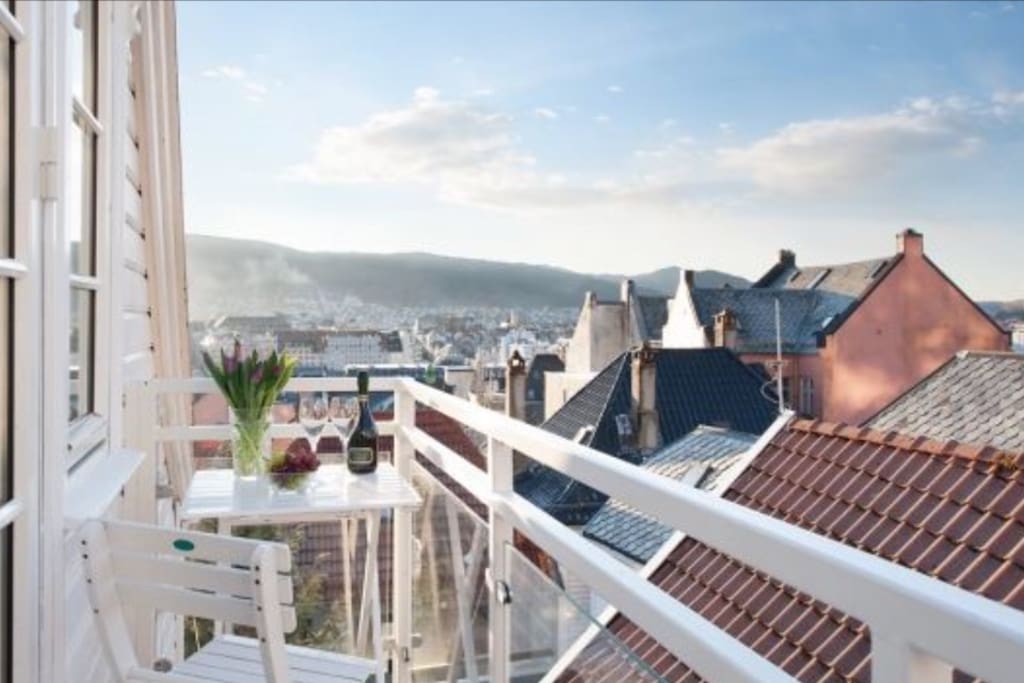 Altan med utsikt over Bergen by.