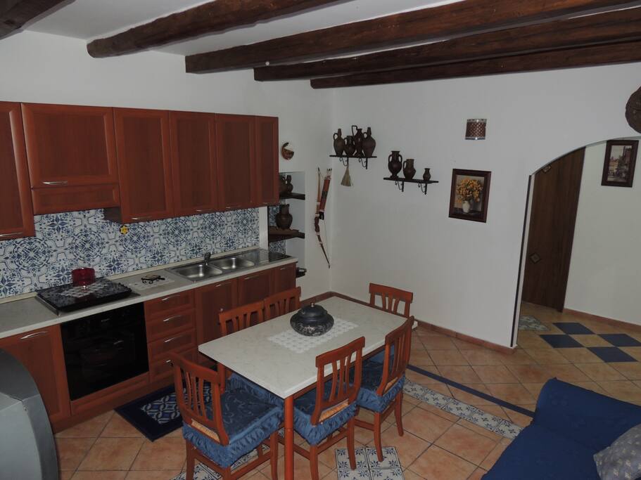 cucina soggiorno con divano letto