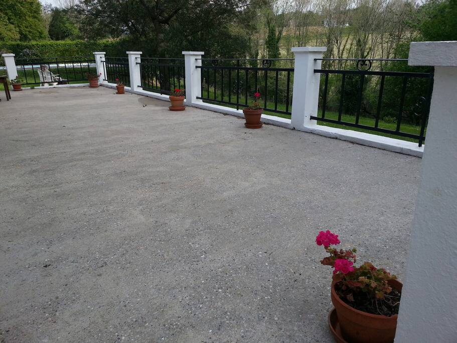 Grande terrasse derrière la maison