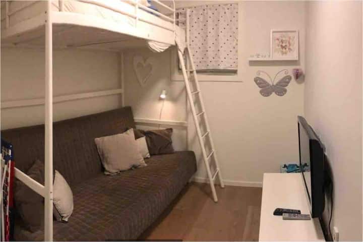 ห้องนอน 3 เตียงสองชั้นสำหรับครอบครัว เตียงสองชั้นด้านล่างและเตียงเดี่ยวสองชั้นชั้นบน