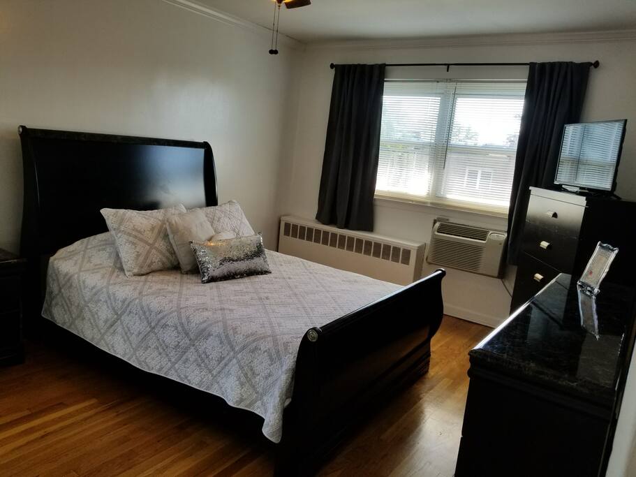 Master BR with Queen bed