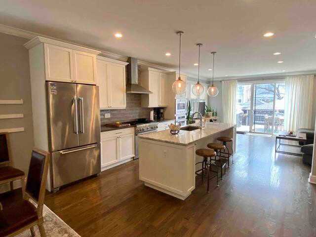 Single Family Home in Logan Square w/ 2 Car Garage