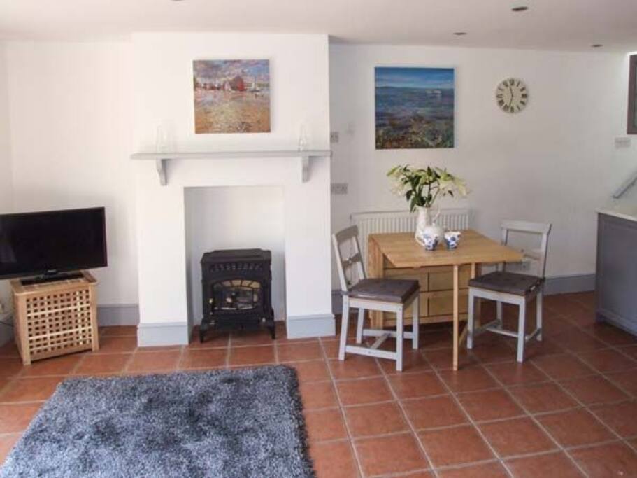 TV and fibre broadband available