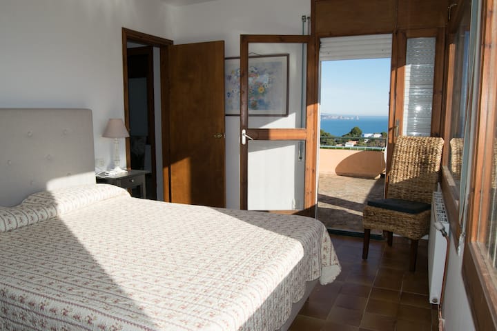 dvokrevetna soba s pogledom na more i planine nalazi se na prvom katu na zajedničkoj terasi - A PUNTA COSTA BRAVA
