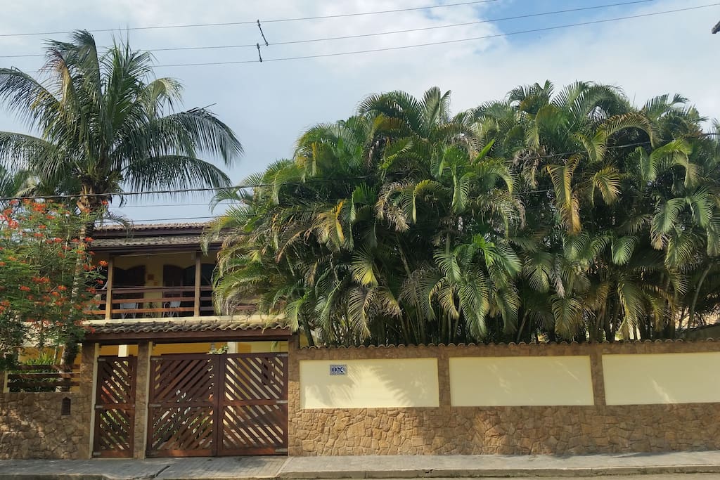 Frente da casa. Da para entender por que nome é Casa das Palmeiras, né?