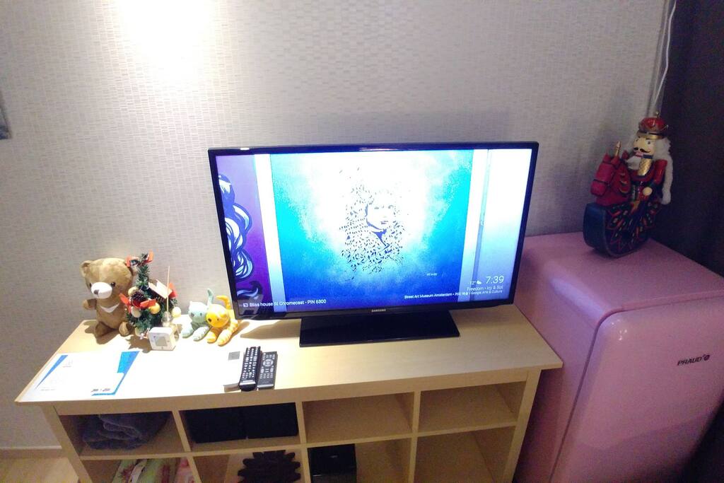 아늑한 인테리어
42'TV와 인터넷TV(U+),블루투스연결이 가능한 오디오, 이쁜핑크냉장고안에는 시원한 생수가 제공됩니다