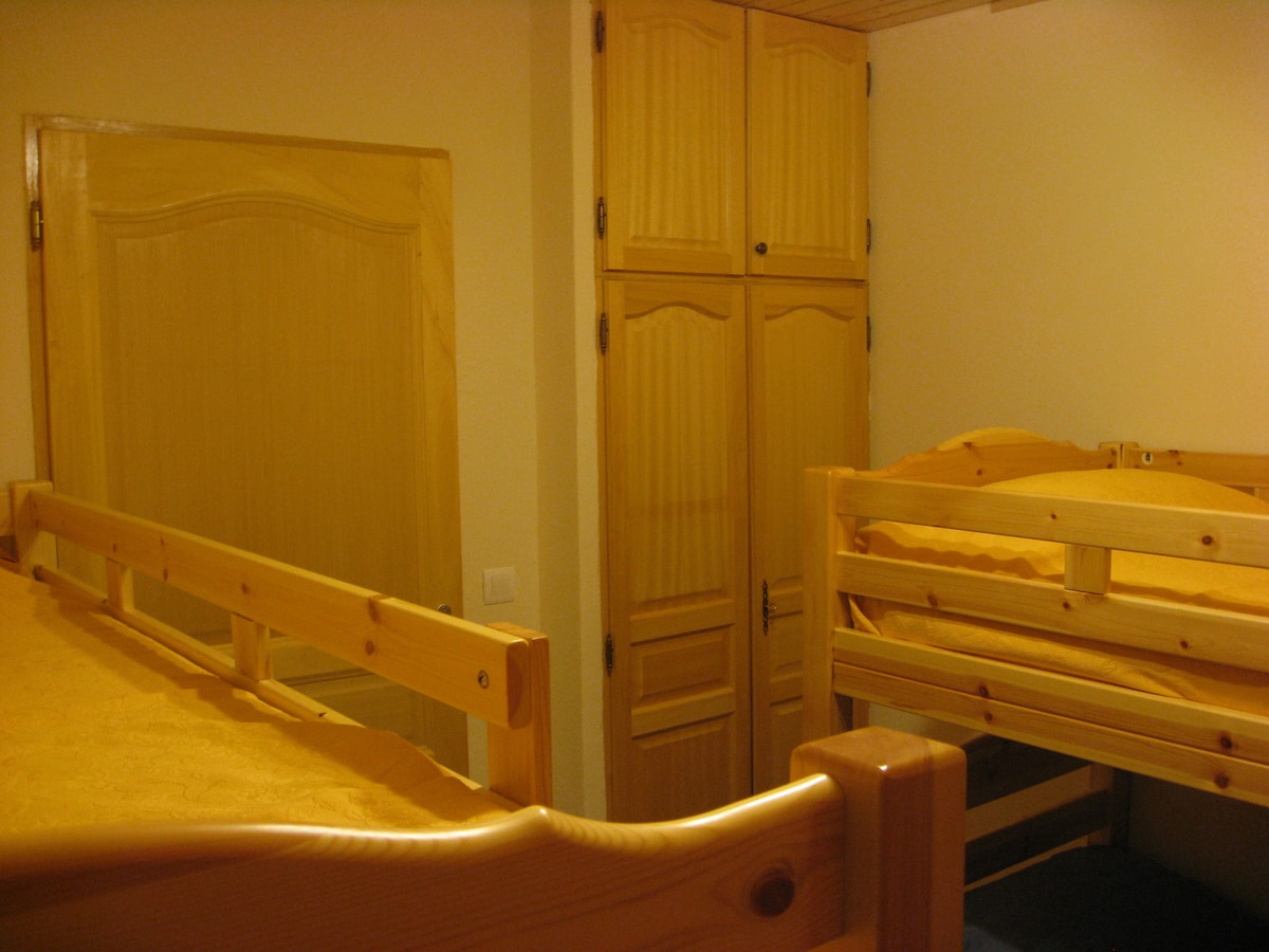 Chambre 3 (4 lits superposés de 90)
