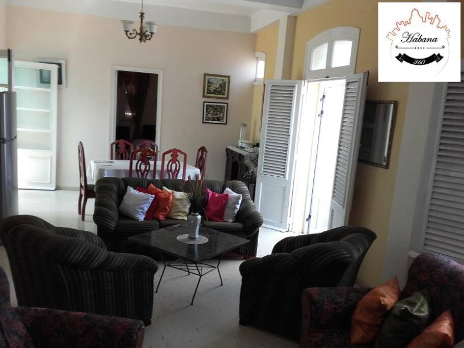 Living room, dispuesto con moderno mobiliario, que incluye TV LED 40¨ y señal digital. También tiene climatización portátil y capacidad para 9 personas.