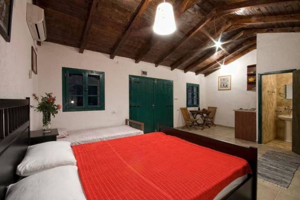 Comfy beds in the apartment. There is one queen-size bed plus one single bed. Linens are changed regularly.