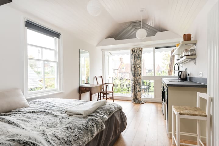 Central Lewes loft studio  apartment with balcony