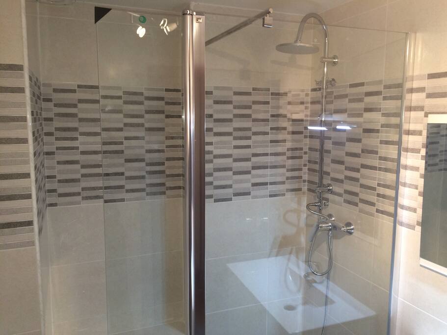 SALLE DE BAIN / BATHROOM