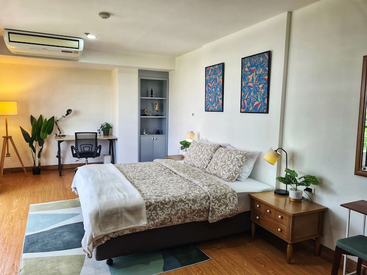 تحتوي غرفة النوم المشرقة والواسعة على خزانات ملابس مجهزة ومساحة عمل مخصصة وشرفة لك للجلوس والاسترخاء. 