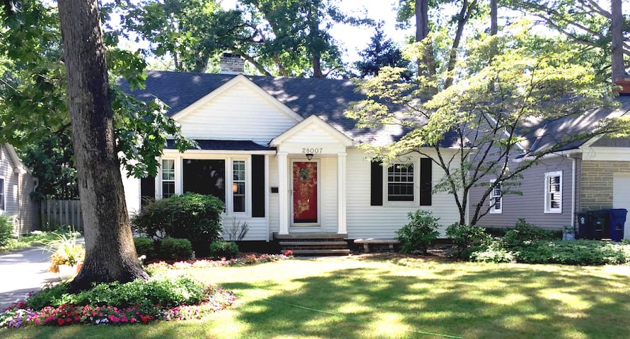 Lovely Bay Village/Cleveland Bungalow