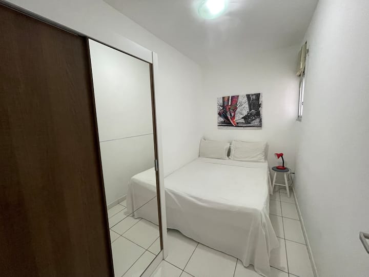 Dhoma e dytë e gjumit dopio, ajër i kondicionuar, dollap me pasqyrë 