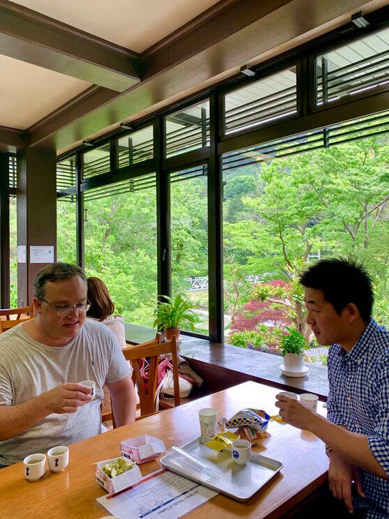 Show full-screen, host-provided image