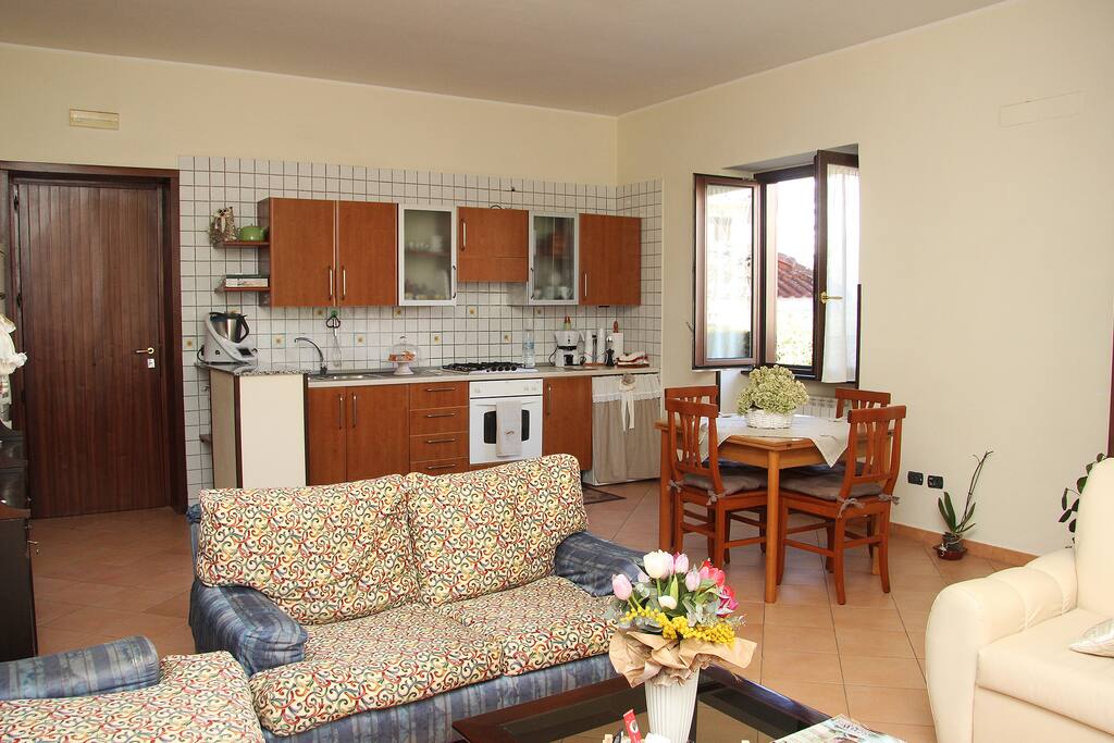 Interno ingresso living con angolo cottura