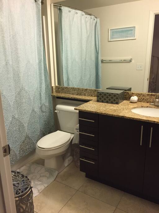 CLEAN MODERN BATHRROM
